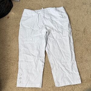 Chic White Button-Detail Capris